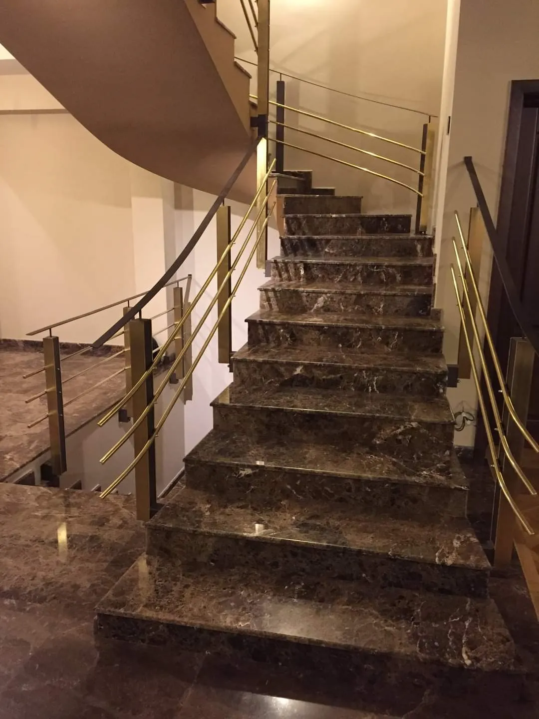 Marmortreppe Emperador dark
